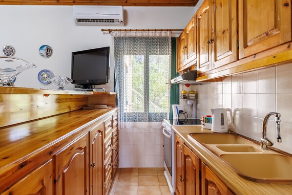 Family Villa, Partial Sea View | Shared kitchen | Full-size fridge, microwave, oven, stovetop