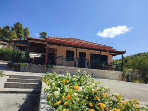 Front of property - Skopelos Country House Diamantis & Chrisi (Skopelos)