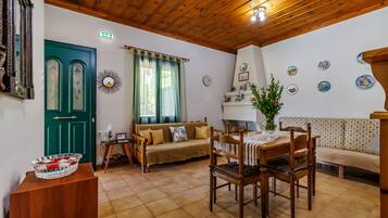 Vila Keluarga, pemandangan laut terbatas | Ruang keluarga | Televisi 28-inci dengan saluran TV satelit dan pemutar DVD