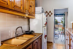 Vil·la familiar, vistes parcials al mar | Cuina compartida | Frigorífic gran, microones, forn i placa de cuina