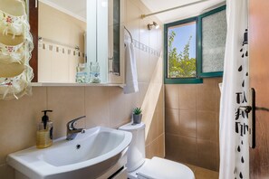 Perhehuvila, osittainen merinäköala | Kylpyhuone | Suihku, sadesuihkupää, ympäristöystävälliset hygieniatuotteet