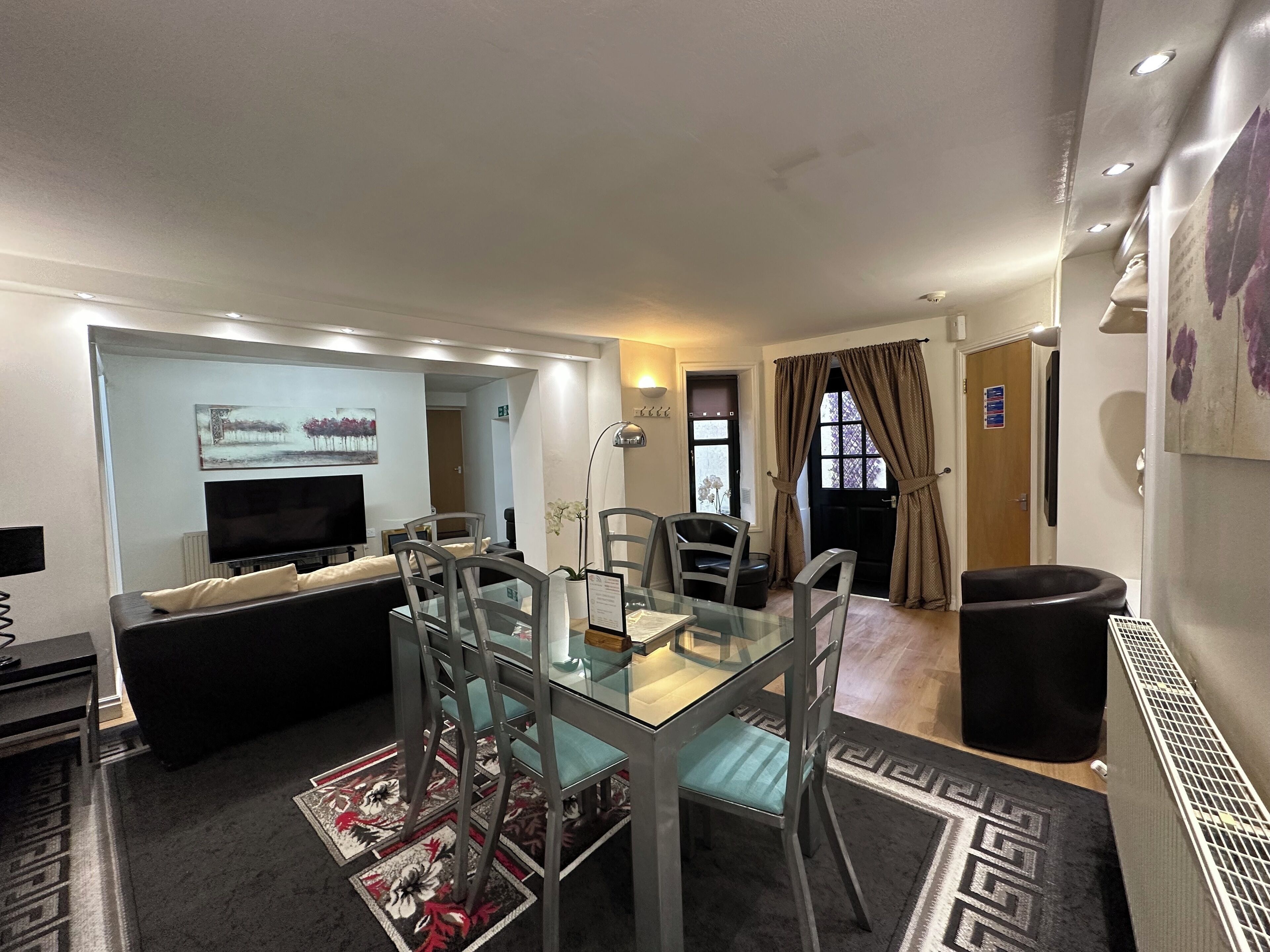 Sistema de insonorización, tabla de planchar con plancha, wifi gratis