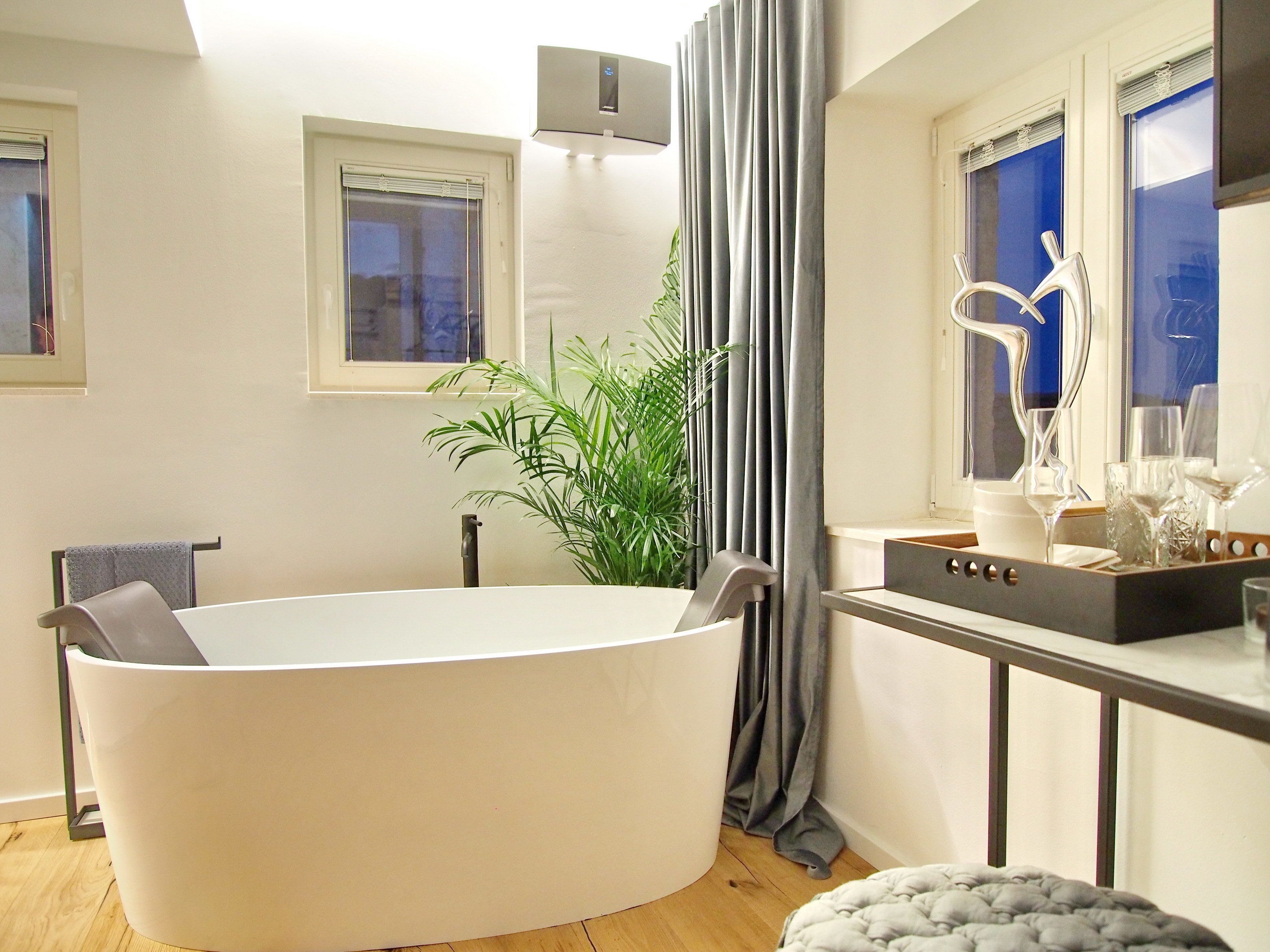 أغطية فراش متميزة وخزنة داخل الغرفة وبديكورات فريدة لكل غرفة