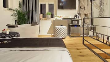 Premium bedding, in-room safe, individually decorated