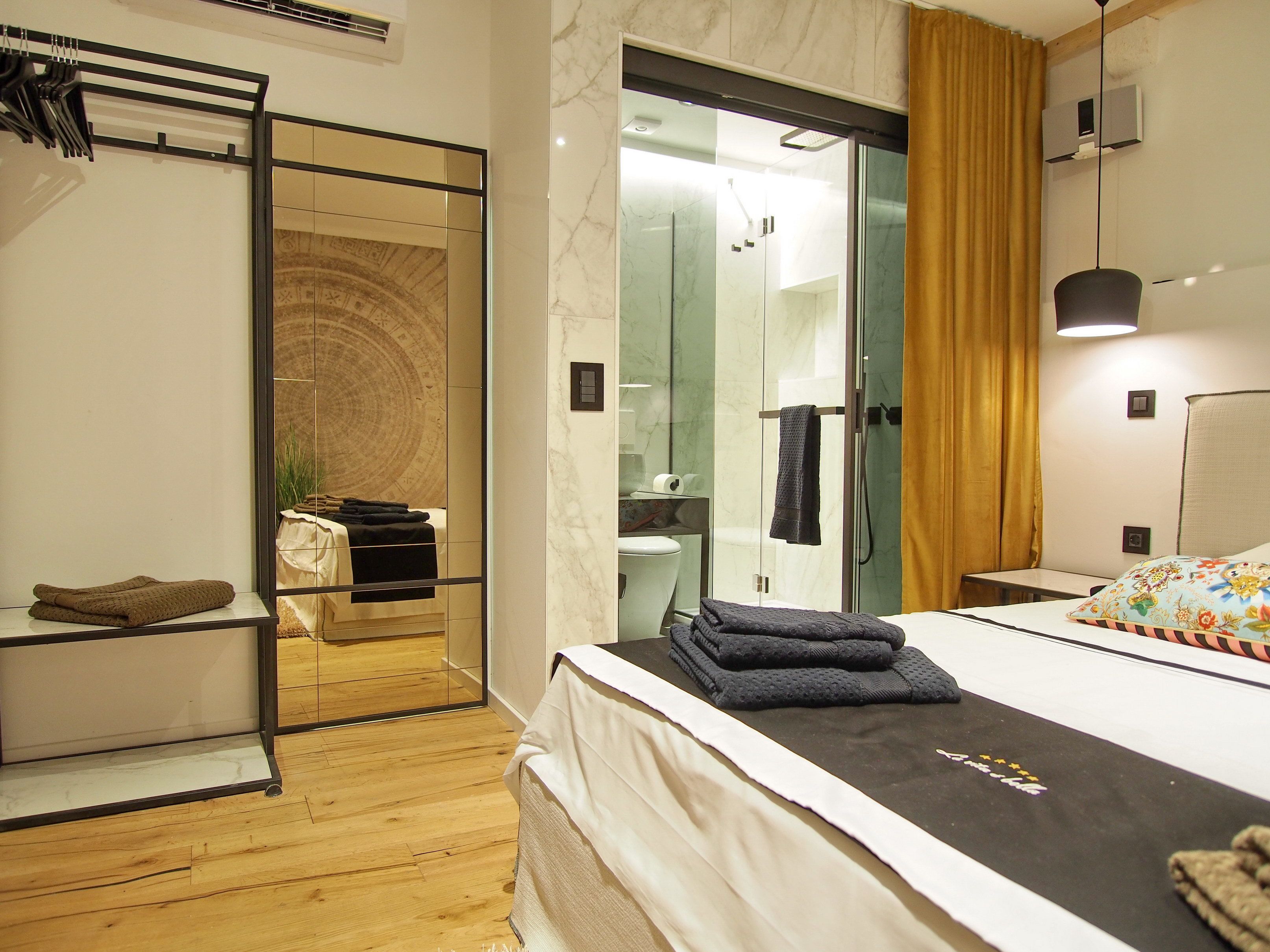 Superior Double Room | Living room | 105-cm flat-screen TV with digital channels, TV, Netflix