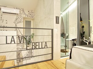 Kahden hengen romanttinen huone, kaupunkinäköala | Ylelliset vuodevaatteet, tallelokero huoneessa