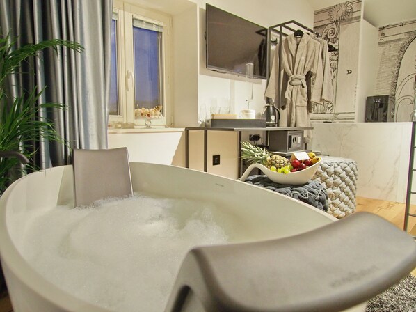 Kahden hengen romanttinen huone, kaupunkinäköala | Ylelliset vuodevaatteet, tallelokero huoneessa