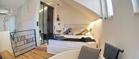 Chambre Double Romantique, vue ville | Literie de qualité supérieure, coffres-forts dans les chambres