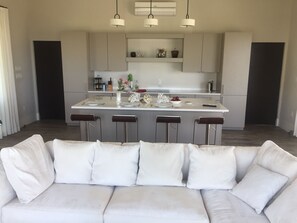 Familienvilla, 2 Schlafzimmer, 2 Bäder, Meerblick | Wohnzimmer | Flachbildfernseher