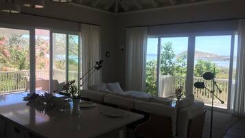 Family Villa, 2 Bedrooms, 2 Bathrooms, Ocean View | Ruang tamu | TV skrin rata