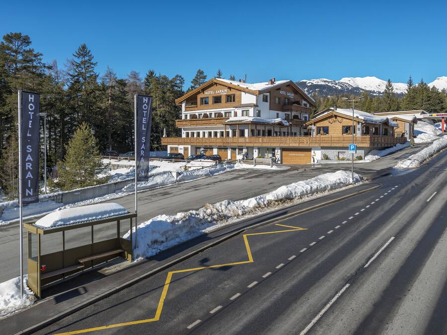 Un hotel con un edificio principale e un corpo secondario, entrambi con segnaletica ben visibile.