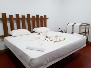 Standard-Doppelzimmer, 1 King-Bett | Schreibtisch, kostenloses WLAN