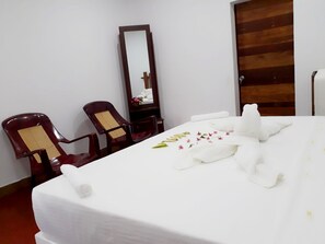 Habitación estándar doble, 1 cama de matrimonio grande | Escritorio y wifi gratis