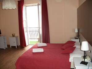 In-room safe, desk, free cots/infant beds, bed sheets - Hotel Bellaria (Levico Terme)