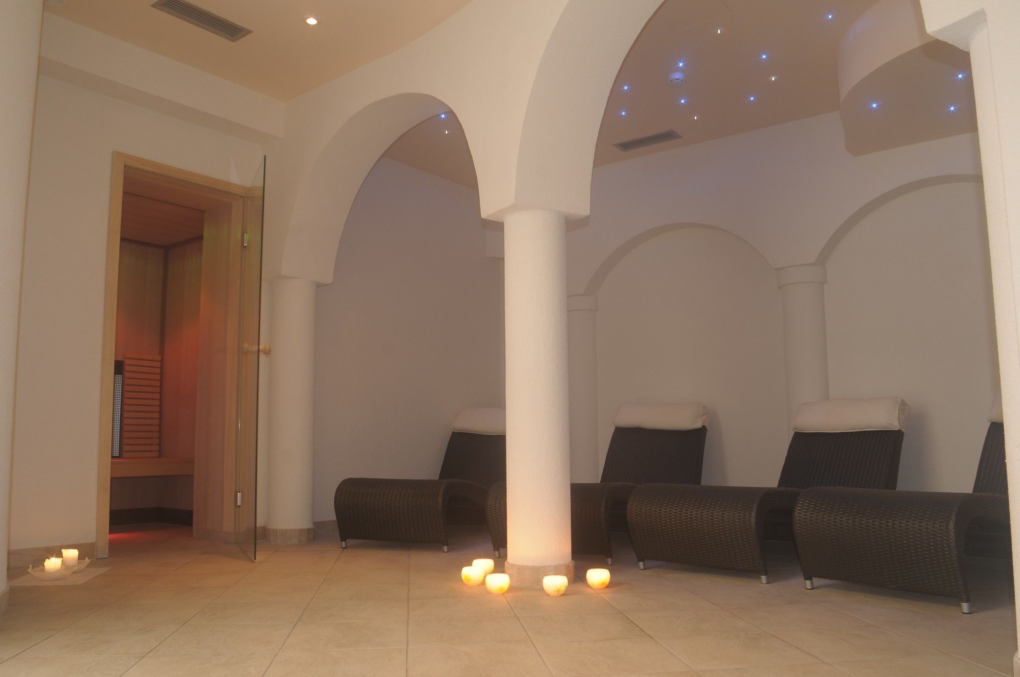 Un'area benessere con posti a sedere e candele.