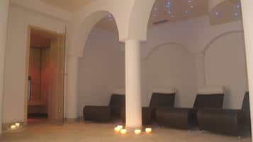 Un'area benessere con posti a sedere e candele.