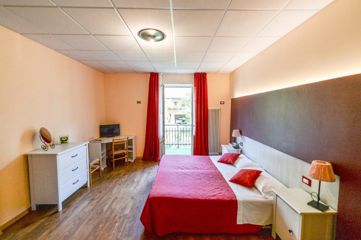In-room safe, desk, cribs (free), bed sheets