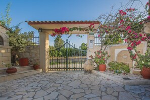 Property entrance - Porto Giardino Apartments (Zakynthos)