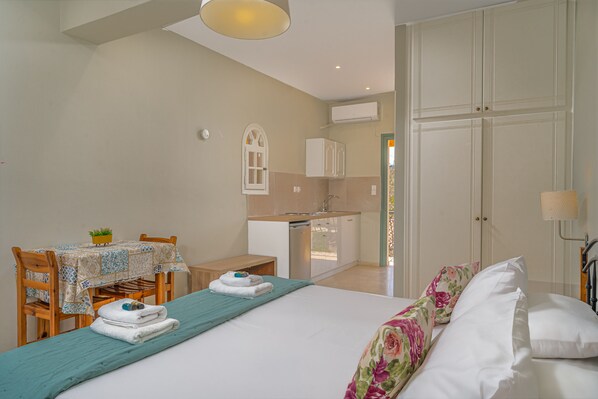 Desk, soundproofing, iron/ironing board, free WiFi - Porto Giardino Apartments (Zakynthos)
