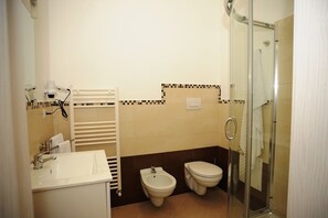 Standard-Doppelzimmer | Badezimmer | Dusche, kostenlose Toilettenartikel, Haartrockner, Bidet