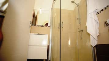 Triple Room | Bathroom | Shower, free toiletries, hair dryer, bidet