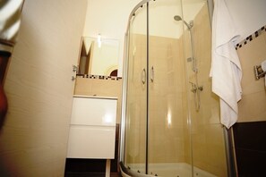 Habitación triple | Baño | Ducha, artículos de higiene personal gratuitos, secador de pelo y bidé