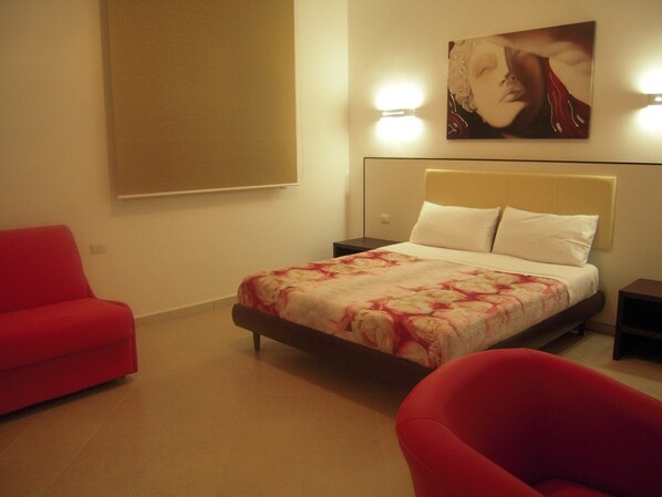 Habitación triple | Caja fuerte, escritorio, wifi gratis y ropa de cama