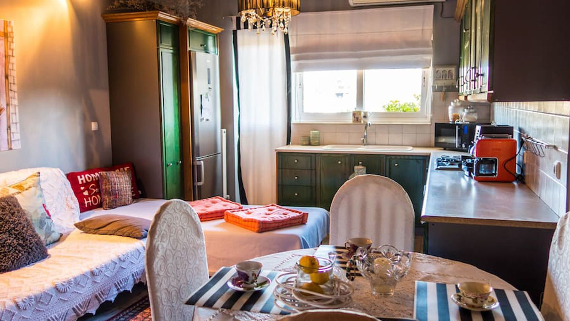 Apartemen Keluarga | Dapur pribadi | Lemari es, microwave, oven, dan peralatan masak/sendok-piring