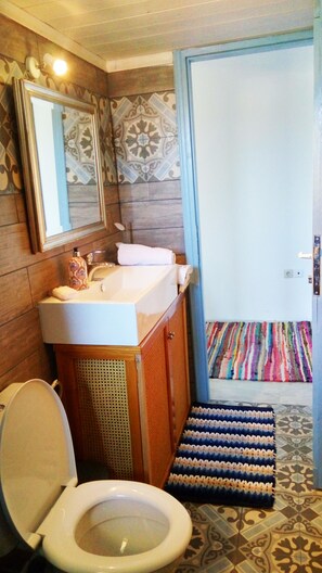 Bathroom - Hospitality & Traditional Food in Peloponnese (Corinth)