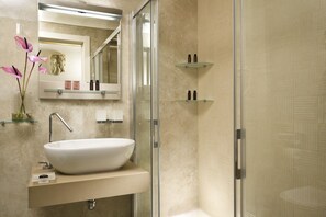 Luxe beddengoed, een minibar, een kluis op de kamer, een bureau