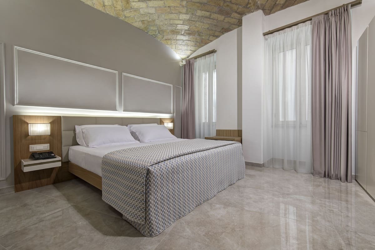 Doppelzimmer, Blick auf den Innenhof | Hochwertige Bettwaren, Minibar, Zimmersafe, Schreibtisch