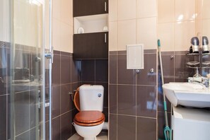 Apartemen Keluarga, 1 kamar tidur, dapur, pemandangan laut | Kamar mandi | Shower, perlengkapan mandi gratis, pengering rambut, dan handuk