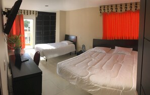 Phòng đôi Tiêu chuẩn, 1 phòng ngủ | Minibar, bàn, phòng cách âm, bàn ủi/dụng cụ ủi quần áo