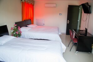 Phòng đôi Tiêu chuẩn, 1 phòng ngủ | Minibar, bàn, phòng cách âm, bàn ủi/dụng cụ ủi quần áo