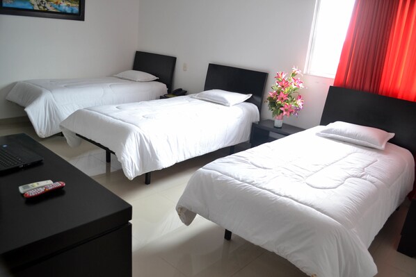 Phòng 3 Tiêu chuẩn, 3 giường đơn | Minibar, bàn, phòng cách âm, bàn ủi/dụng cụ ủi quần áo