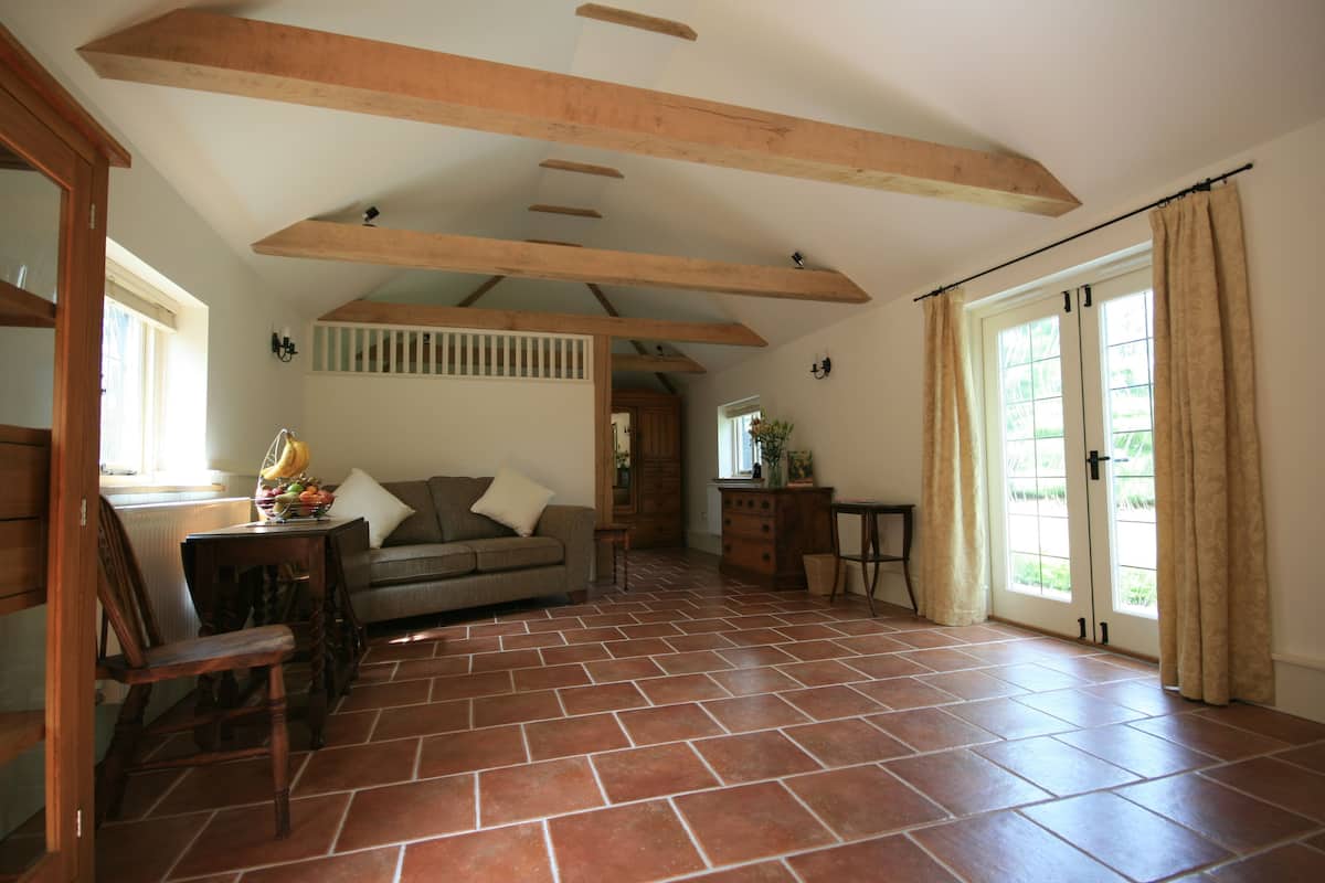 Luxury-Ferienhaus, 1 King-Bett, barrierefrei, Gartenblick (The Stables) | Wohnbereich | Flachbildfernseher