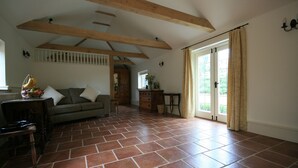 Chaumière luxueuse, 1 très grand lit, accessible aux personnes à mobilité réduite (The Stables) | Salle de séjour