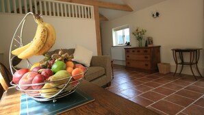 Chaumière luxueuse, 1 très grand lit, accessible aux personnes à mobilité réduite (The Stables) | Aire de séjour