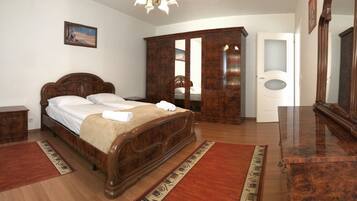 Deluxe appartement, 2 slaapkamers | Luxe beddengoed, een bureau, geluiddichte muren, gratis babybedden