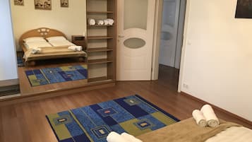 Luxury-Apartment, 2 Schlafzimmer | Hochwertige Bettwaren, Schreibtisch, schallisolierte Zimmer