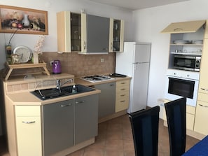 Apartemen Deluks, 2 kamar tidur | Dapur pribadi | Lemari es, microwave, oven, dan kompor