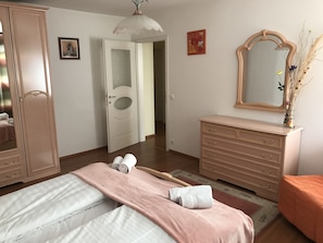 Apartemen Mewah, 2 kamar tidur | Seprai premium, meja kerja, kedap suara, dan tempat tidur bayi gratis