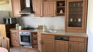 Appartamento Luxury, 2 camere da letto | Cucina privata | Frigorifero, microonde, forno, piano cottura