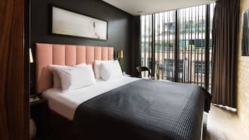 Small Studio | Cortinas blackout, insonorización y tabla de planchar con plancha