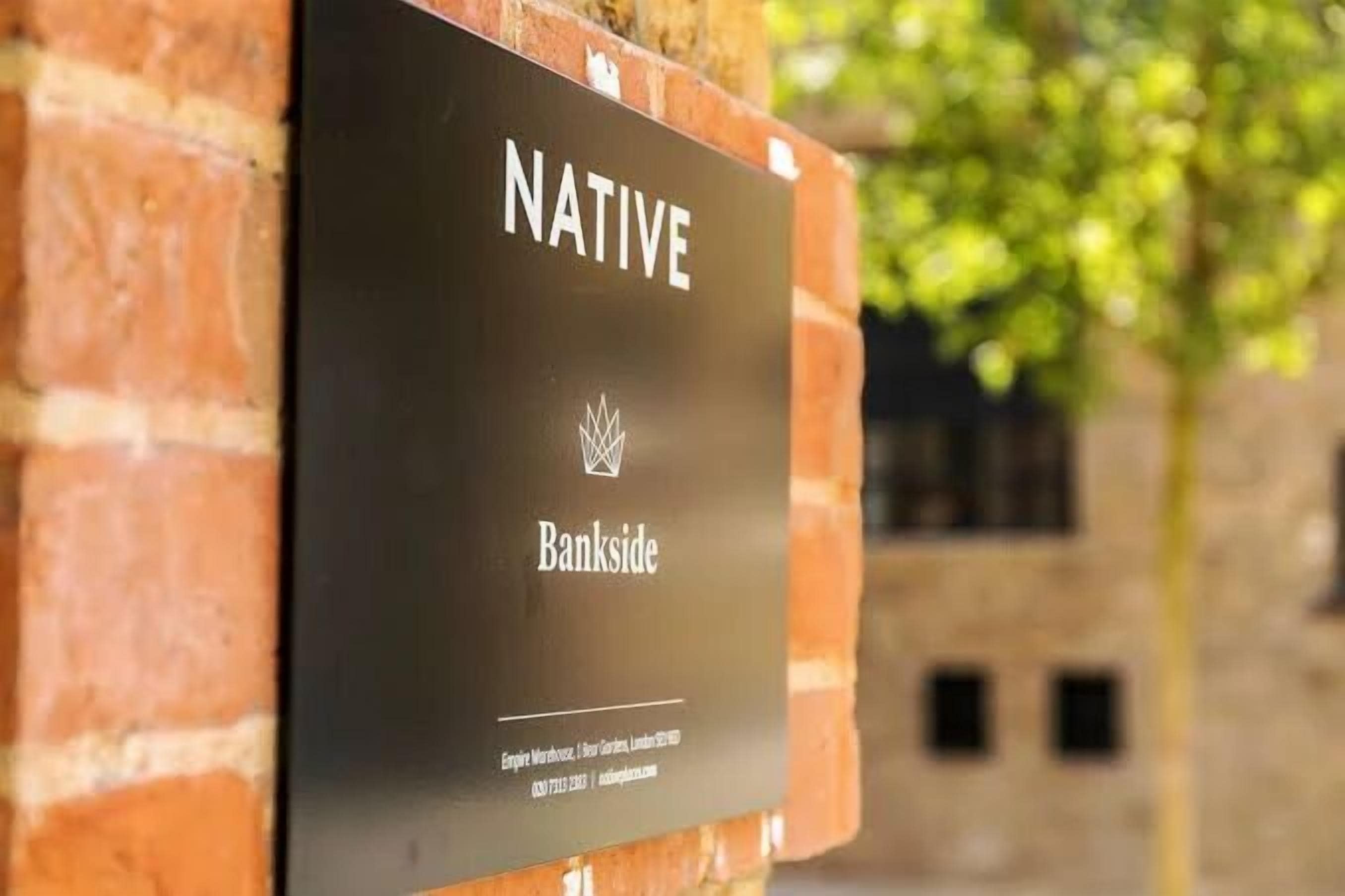 Un muro de ladrillo con un letrero que dice "NATIVE Bankside".