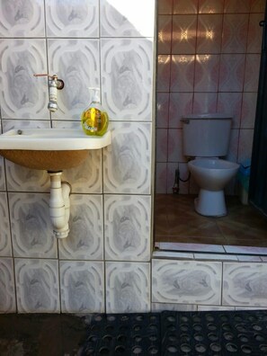 Ducha, artículos de higiene personal gratuitos y toallas