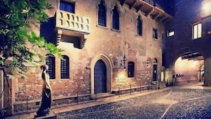 A historic building with arched windows and a stone facade. - La Maison di Luca (Verona)