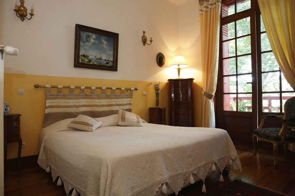 Individually decorated, individually furnished, free WiFi, bed sheets