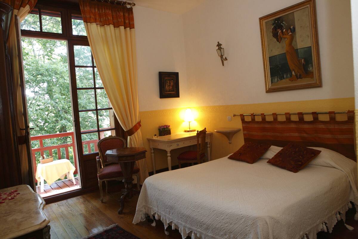 Individually decorated, individually furnished, free WiFi, bed sheets