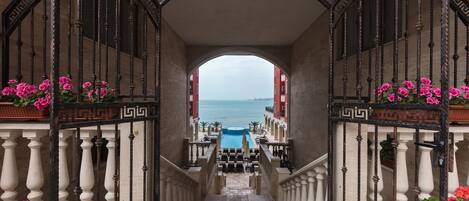 Piscine extérieure (ouverte en saison), chaises longues